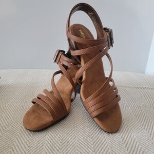 NWOT Easy Street Brown Women's Strappy Sandals Size 6.5N